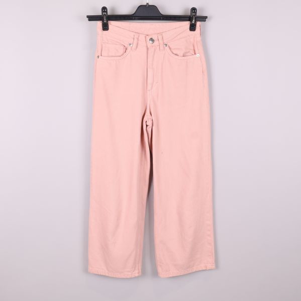 Framsida av rosa jeans med vida ben