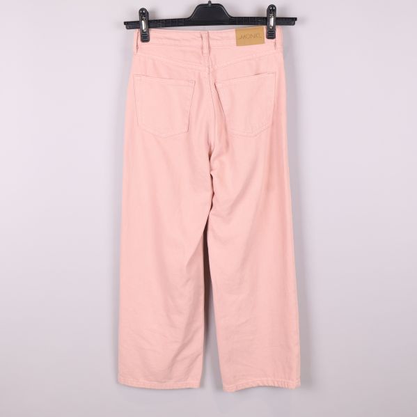 Baksida av rosa jeans med fickor
