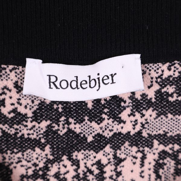 Märkesetikett i kjol från Rodebjer