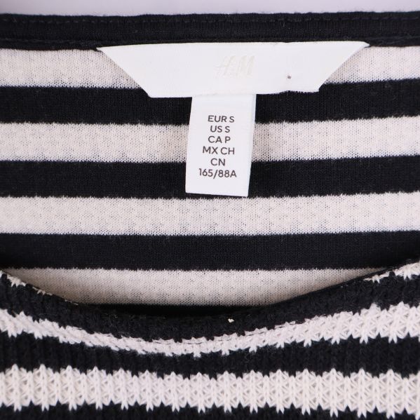 Storleksetikett i tröjans krage visar EUR S