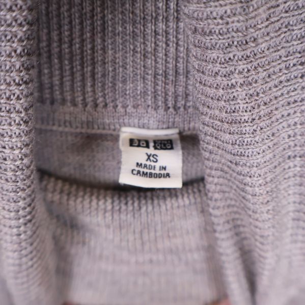 Storleksetikett med XS och Uniqlo synligt i krage