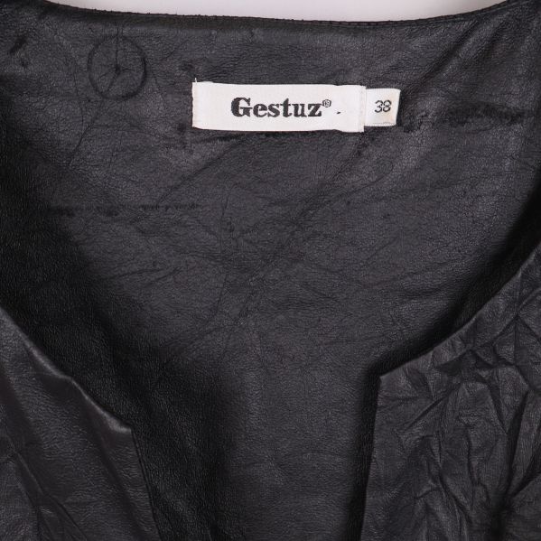 Närbild på Gestuz-etikett och storlek 38 i klänningskragen