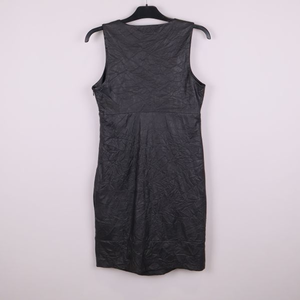 Baksidan av svart ärmlös klänning