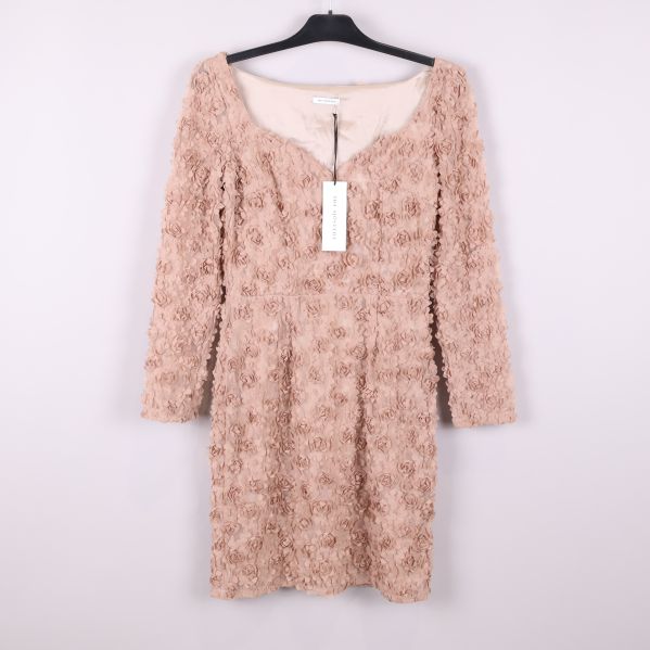 Beige klänning med långa ärmar och 3D-blommor framifrån