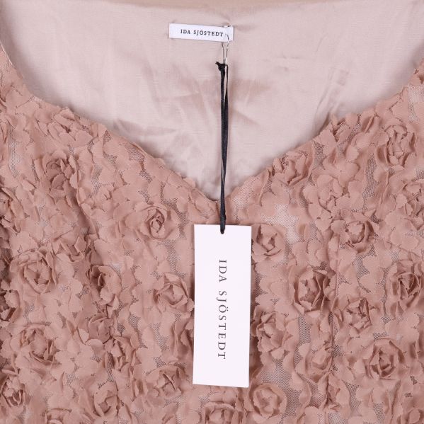 Närbild på Ida Sjöstedt etikett och halsringning