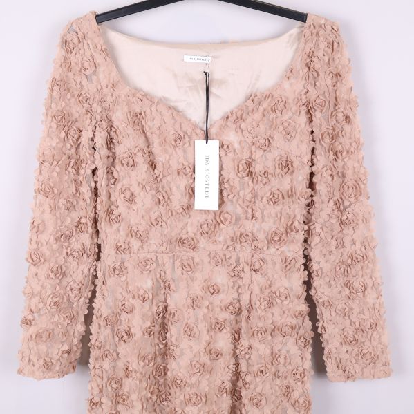 Övre del av klänning med djup v-ringning och blommor