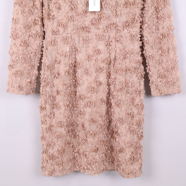 Nedre delen av klänningen med blommig textur