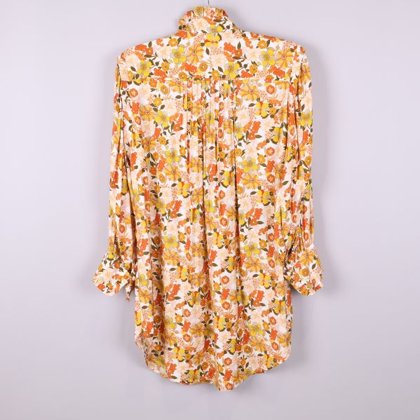 Lång blommig skjortklänning fotograferad bakifrån