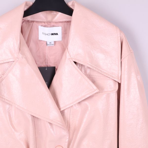 Detalj av jackans krage och axel