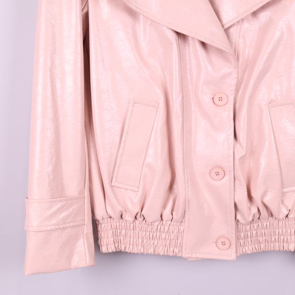 Nedre del av jacka med ficka och knappar