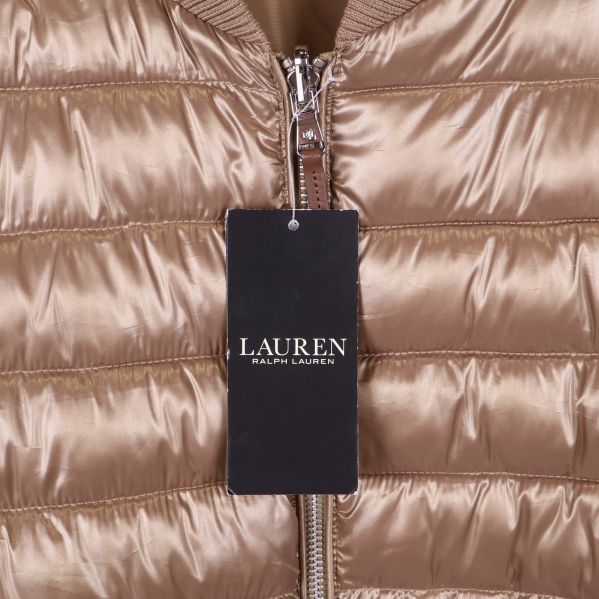 Närbild på svart etikett med Lauren Ralph Lauren-logotyp