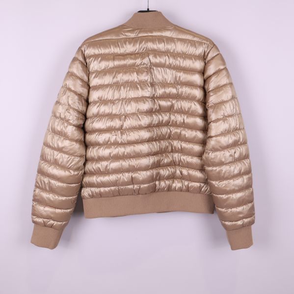 Quiltad baksida av beige bomberjacka med ribbad nederkant