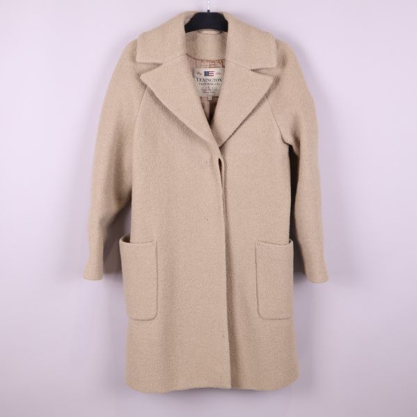 Rak beige kappa med stora fickor och bred krage