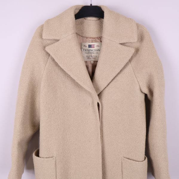 Beige kappa med öppen knappslå och bred krage