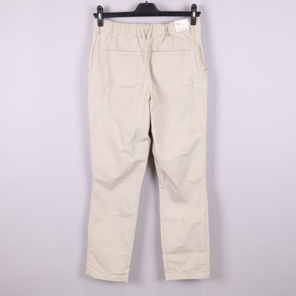 Baksida av beige cargobyxa med resår i midjan