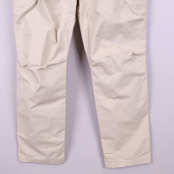 Ben och nedre del av beige cargobyxa