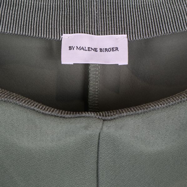 By Malene Birger logotypetikett insydd i linningen