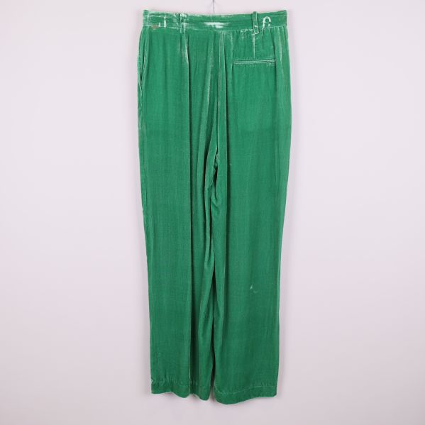 Baksidan av gröna sammetsbyxor med fickdetalj
