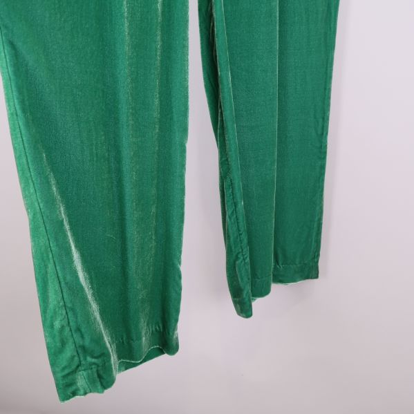 Närbild på benslut av gröna sammetsbyxor