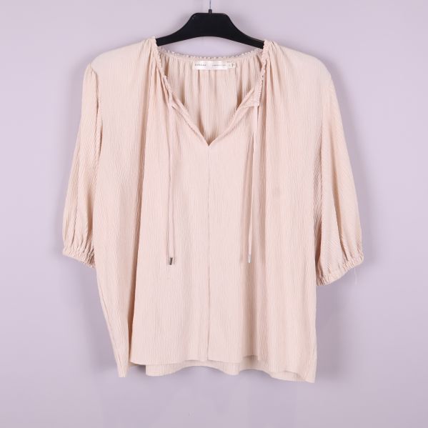Ljusbeige blus med v-ringning och knytband