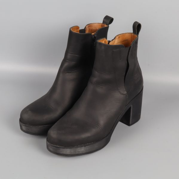 Svarta boots med hög klack och rund tå