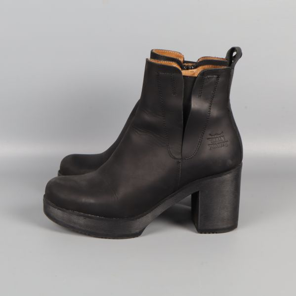 Svarta boots från sidan med markerad logga