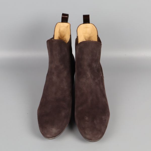 Bruna mockaboots fotade rakt framifrån