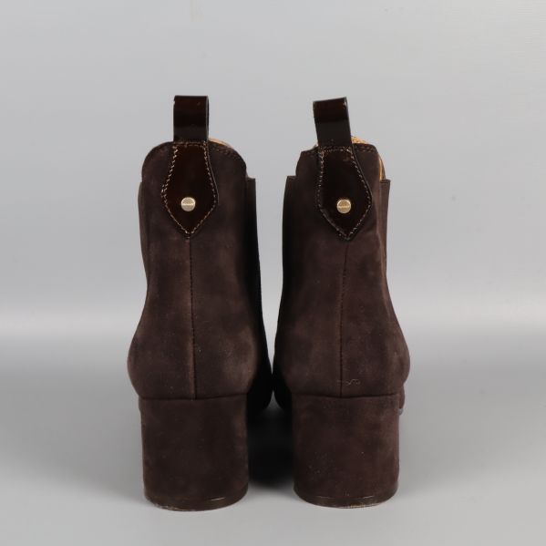Mockaboots bakifrån med dragflikar och söm