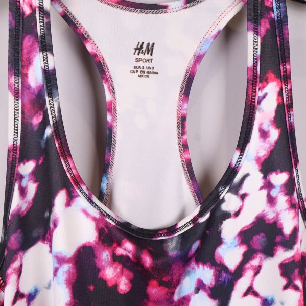Detaljbild på H&M Sport logga i linnet