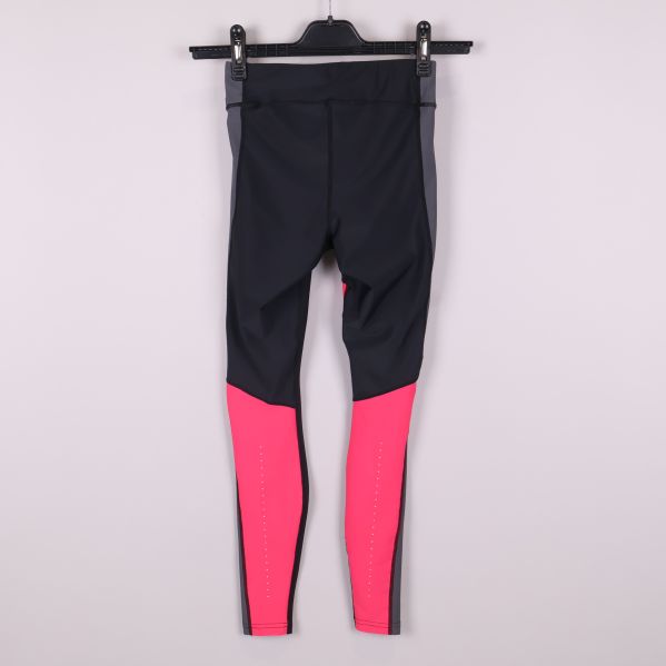 Baksida av tights med rosa ben och reflexdetaljer