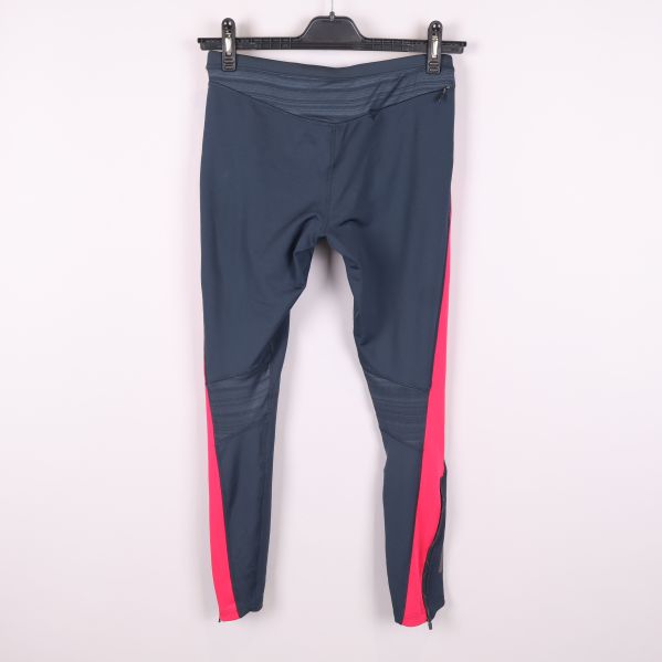 Tights baksida med kontrasterande färg längs benen