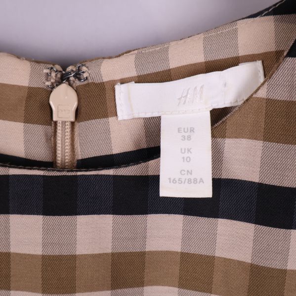 Närbild av H&M-etikett med storlek 38