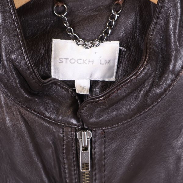 Närbild på Stockh lm märkning i nacken av jackan