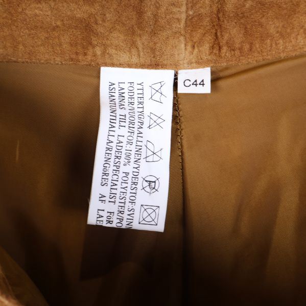 Material- och tvättrådetikett med storlek och skötselråd