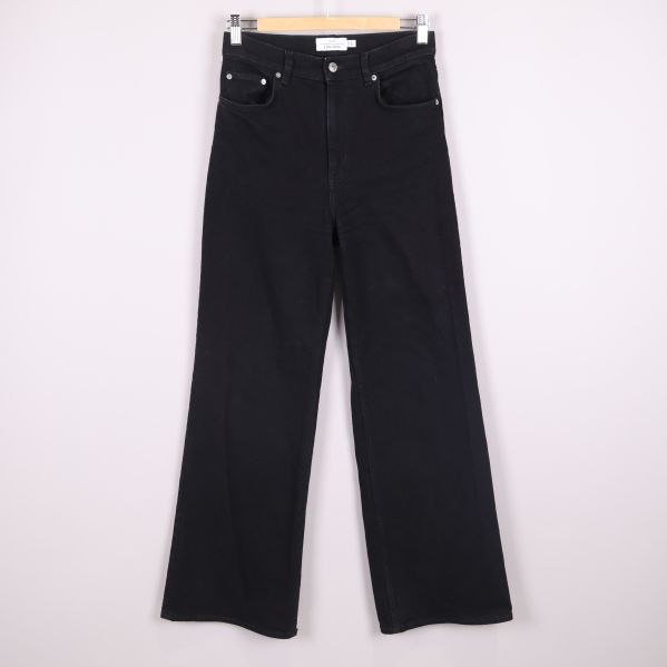 Jeans med vida ben upphängda framifrån