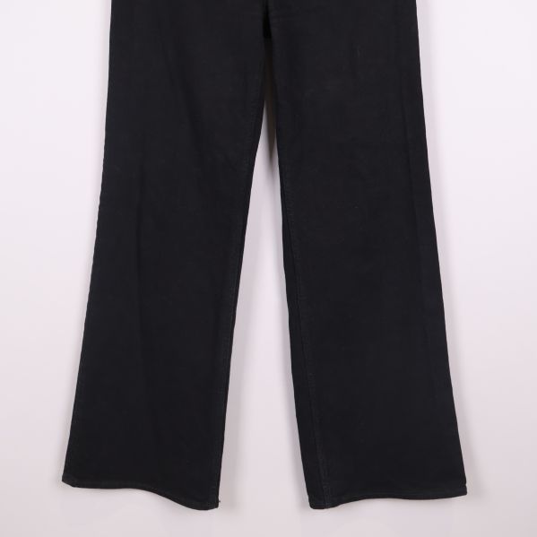 Nedre delen av vida svarta jeans