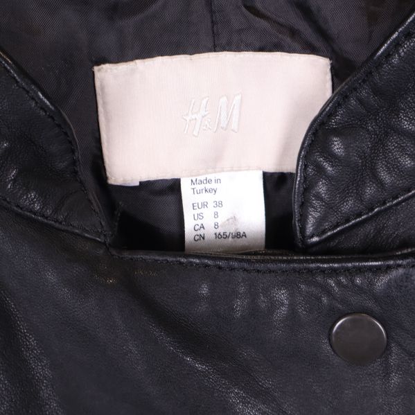 Storleksetikett och H&M-logotyp på jackans insida