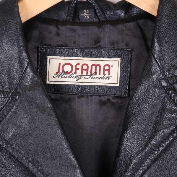 Närbild på Jofama-märket i kragen på jackan