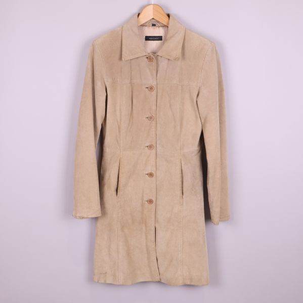 Lång beige mockakappa på galge 
