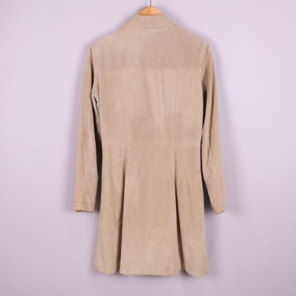 Baksidan av lång beige mockakappa 