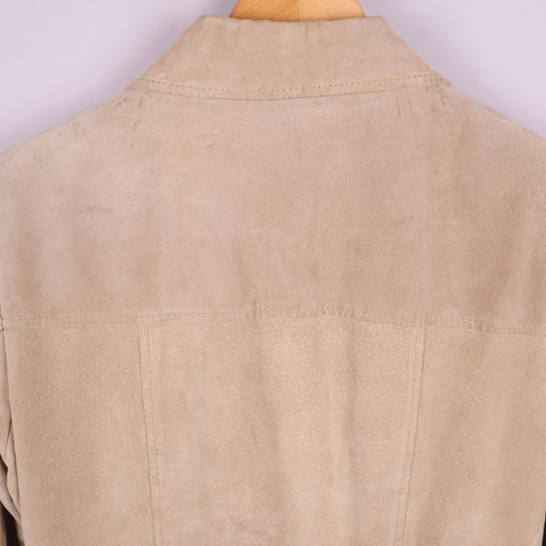 Närbild på överdelen av beige mockakappas ryggparti