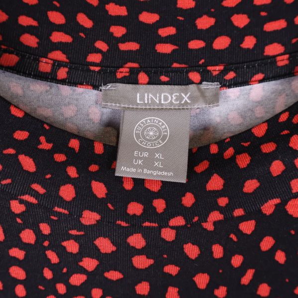 Närbild på Lindex-märkesetikett med storleksangivelse