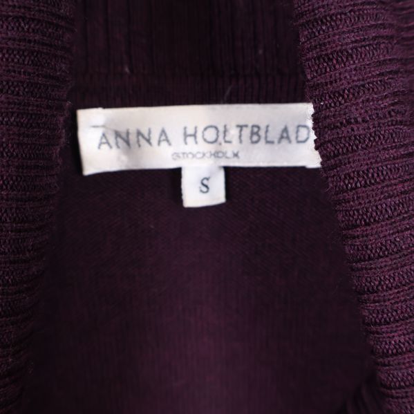 Etikett med Anna Holtblad och storlek S i klänning