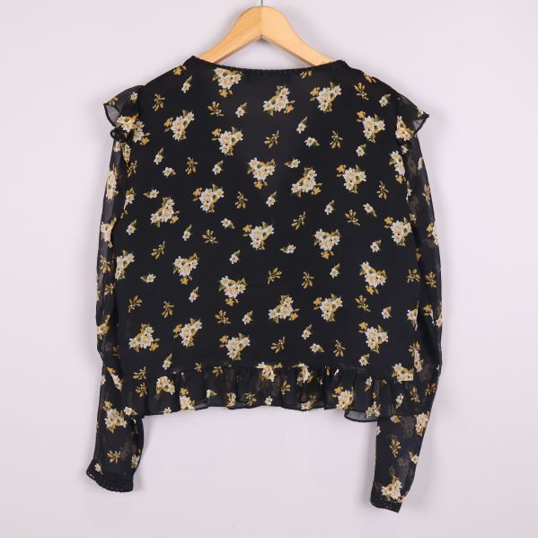 Blommig svart blus med volang 