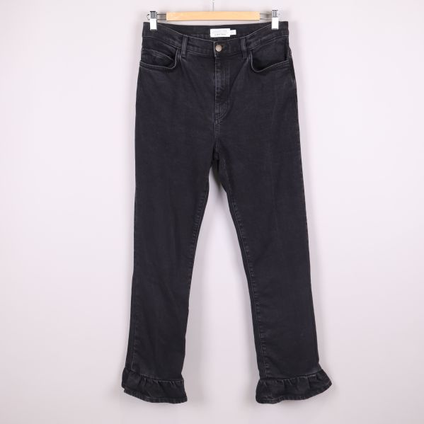Svarta jeans med volangkant upphängda framifrån