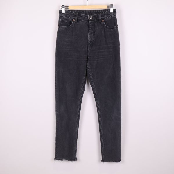 Svarta jeans med rak passform och råa benslut