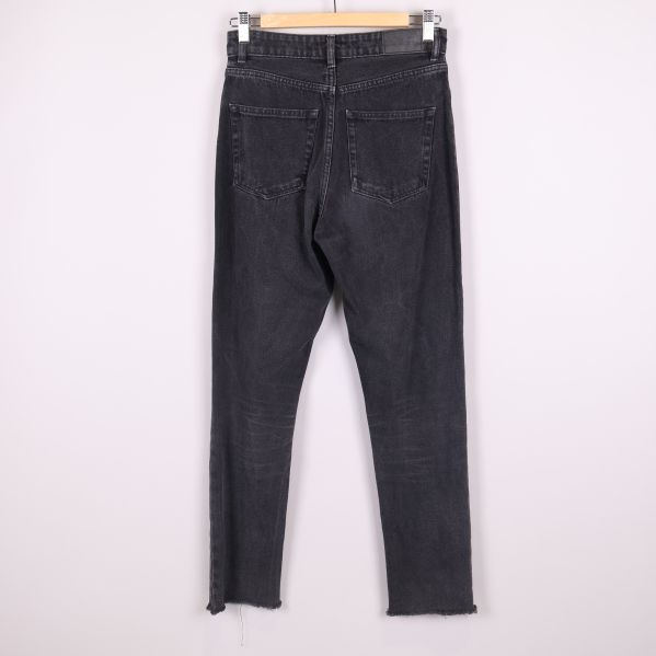 Baksidan av svarta jeans med två fickor