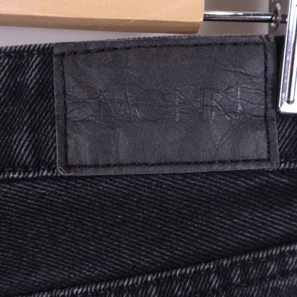 Monki-läderpatch på jeansens baksida