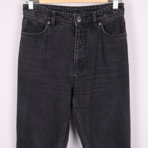 Knappgylf och fickor upptill på svarta jeans