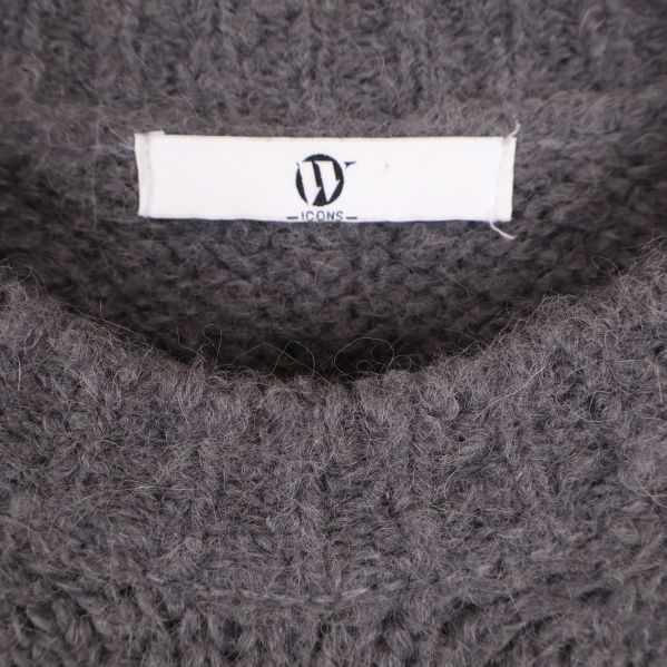 Närbild på etikett med logotyp i tröjans hals